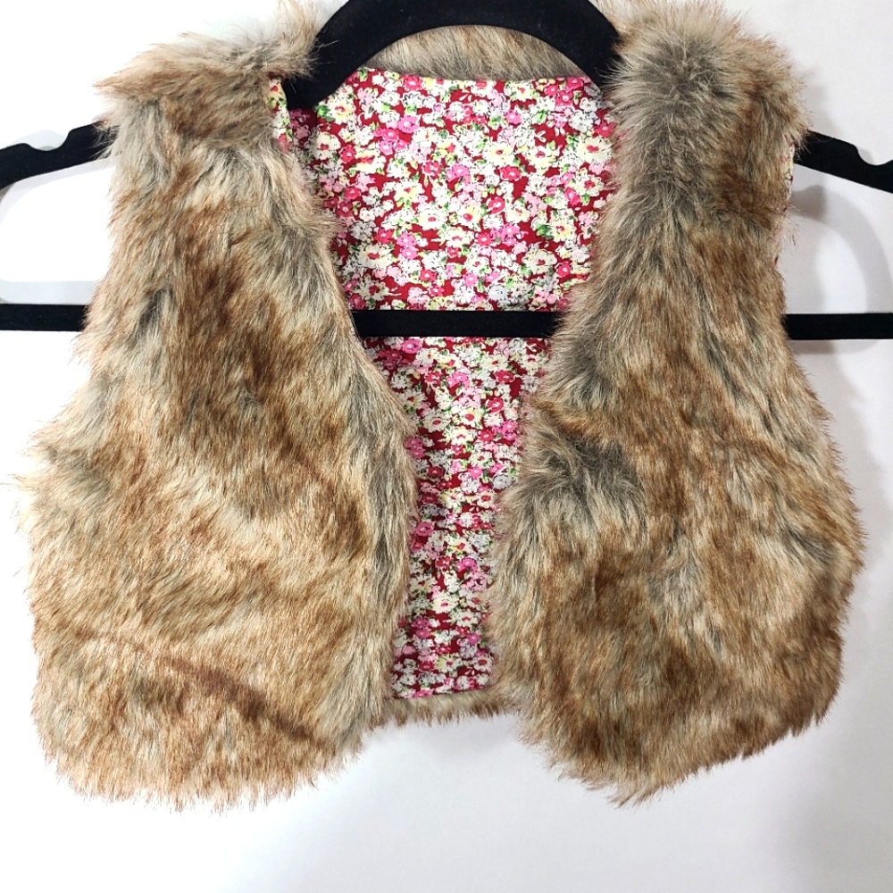 Haiyang Qinghong Garment‎ Co. Kids Girls Faux Fur Vest  Flowered Lining Size 4T